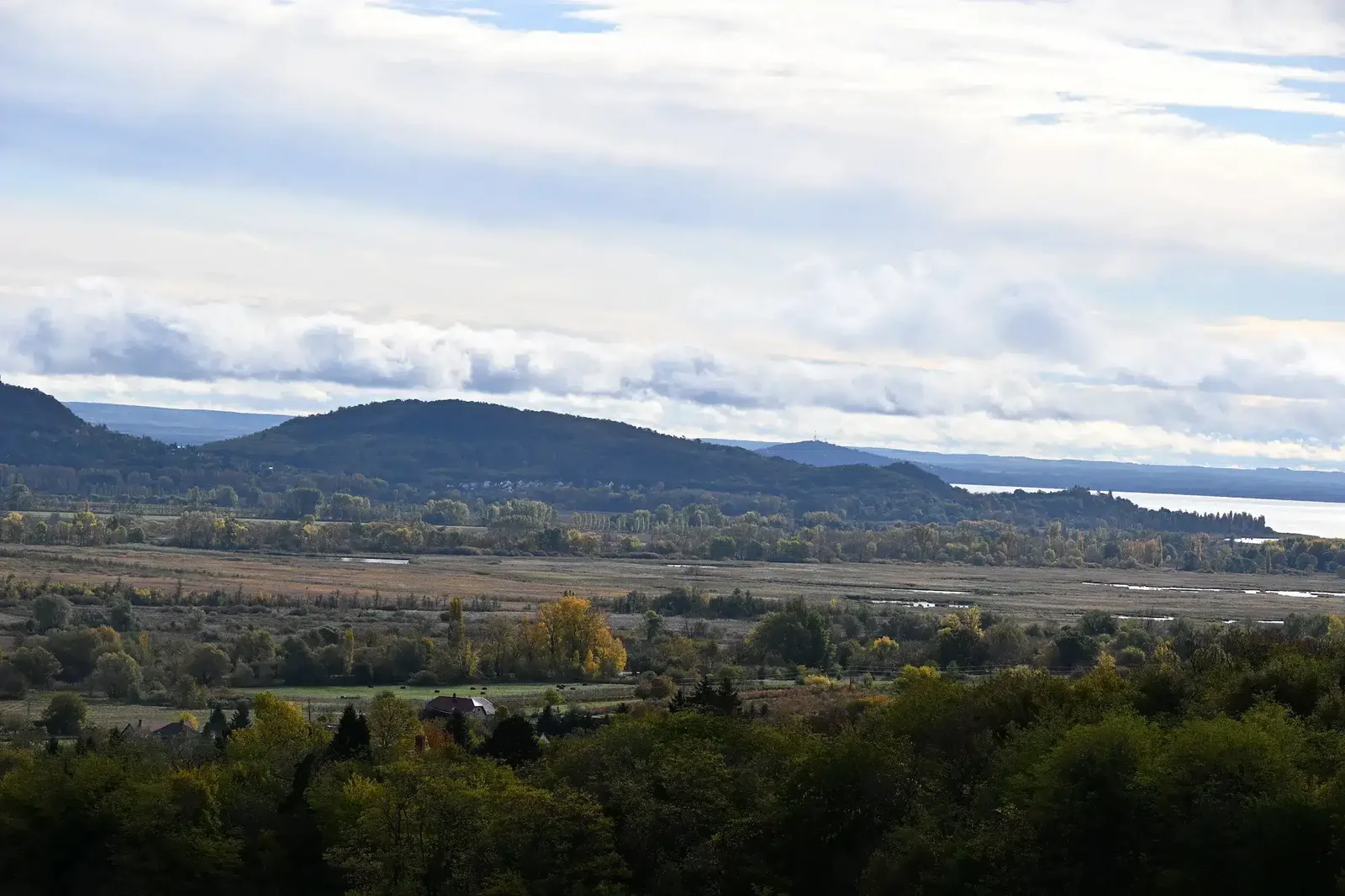 Panoráma a Csali Szőlőbirtokról a Balatonra és a tanúhegyekre