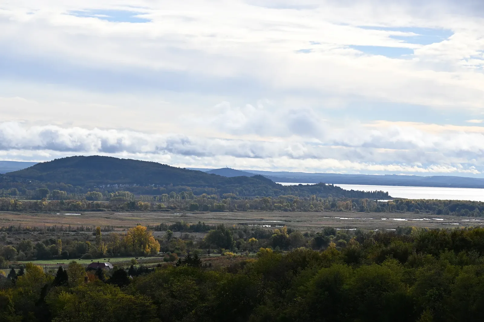 Panoráma a Balaton-felvidék dombjaira és a Balatonra a nemesvitai szőlőbirtok közeléből